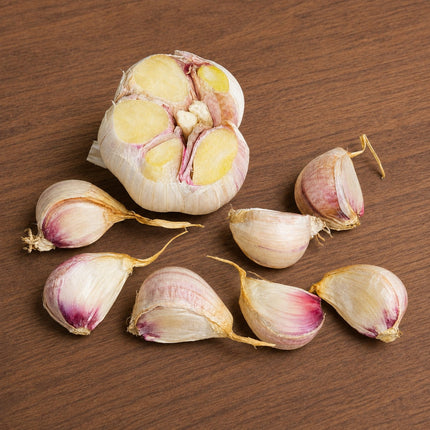 Georgian Fire garlic bulb cross section and separated cloves showing purple blush